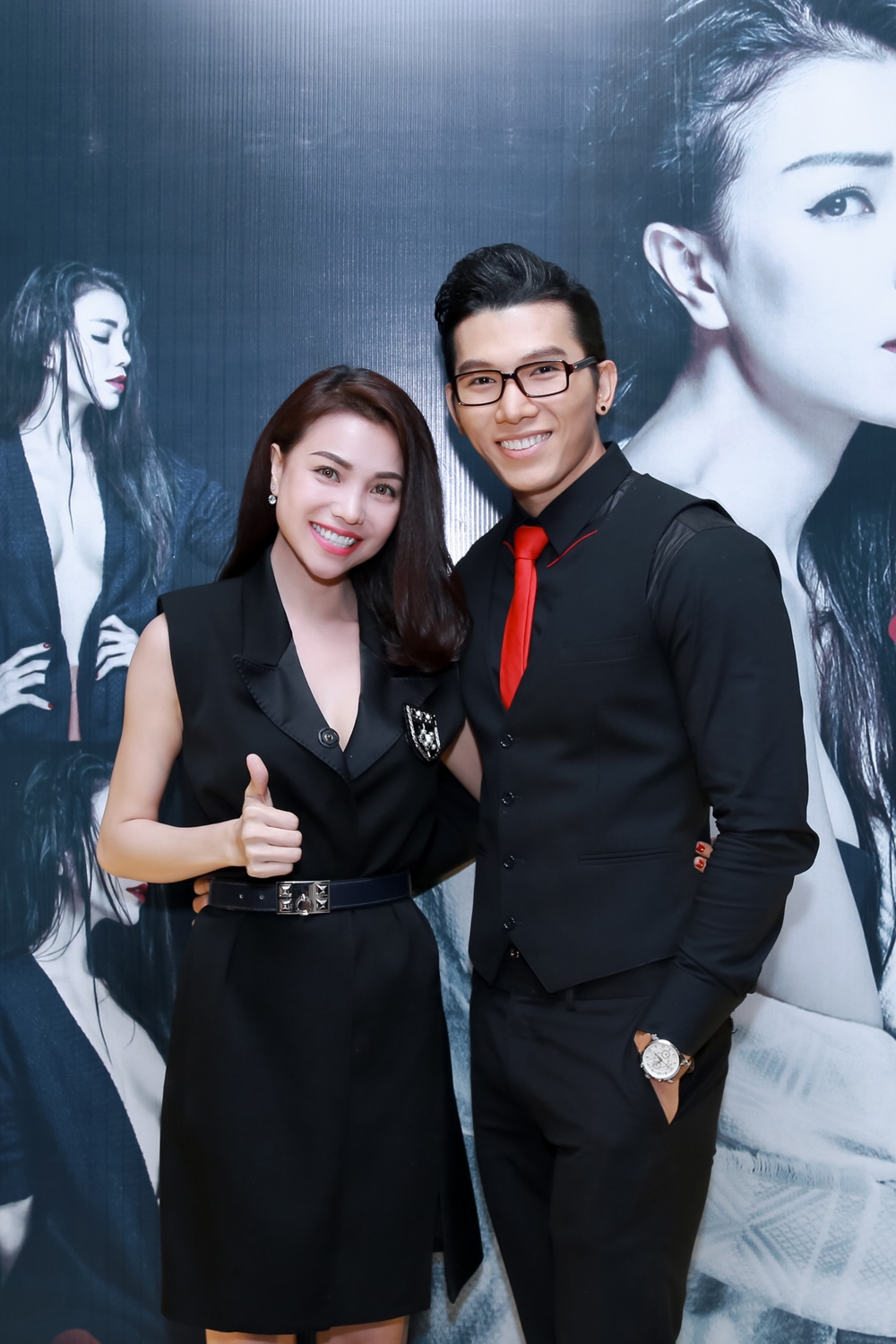 Ngọc Trinh ôm hôn thắm thiết Trà Ngọc Hằng