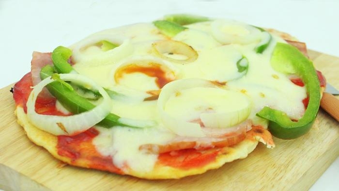 Không có lò nướng vẫn có thể làm pizza bằng... chảo cực ngon
