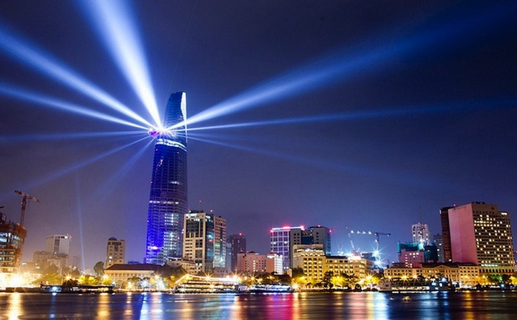 12 điểm check-in lí tưởng ở Sài Gòn và Hà Nội mùa Giáng Sinh