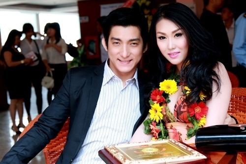 Nghe Sao Việt chia sẻ: Lục điện thoại chồng là nên hay không nên?