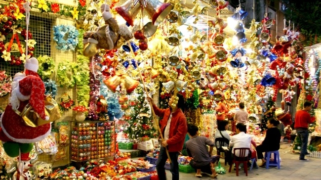 12 điểm check-in lí tưởng ở Sài Gòn và Hà Nội mùa Giáng Sinh