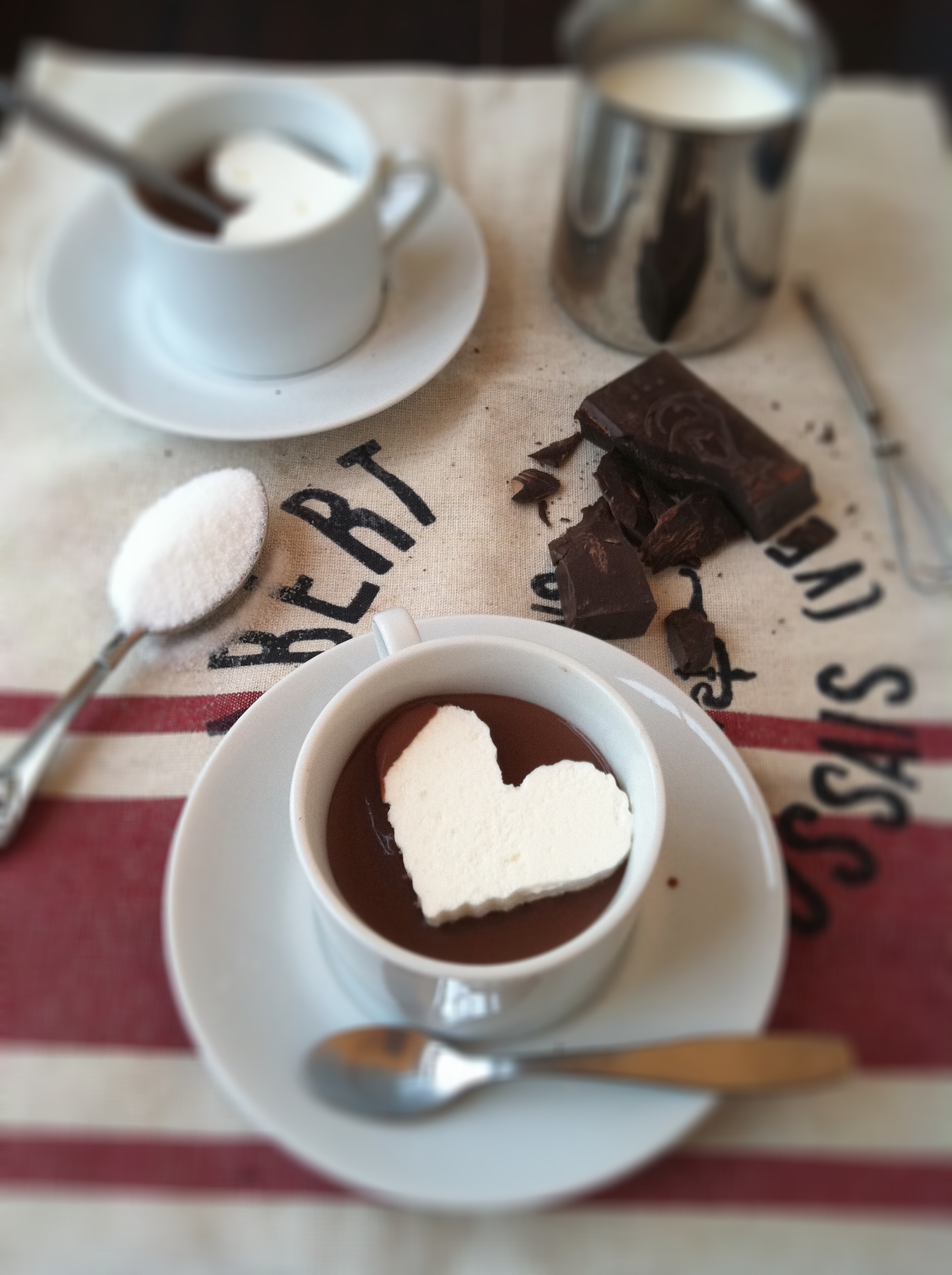 Pha chocolate kiểu Ý nóng hổi cùng chàng nhâm nhi