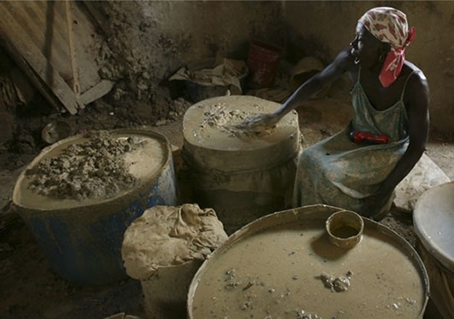 Câu chuyện đau lòng về những chiếc bánh bùn ở Haiti
