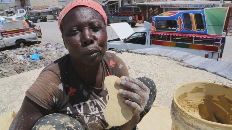 Câu chuyện đau lòng về những chiếc bánh bùn ở Haiti