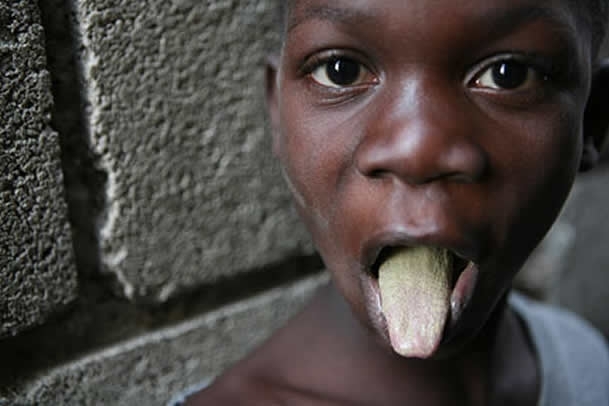 Câu chuyện đau lòng về những chiếc bánh bùn ở Haiti