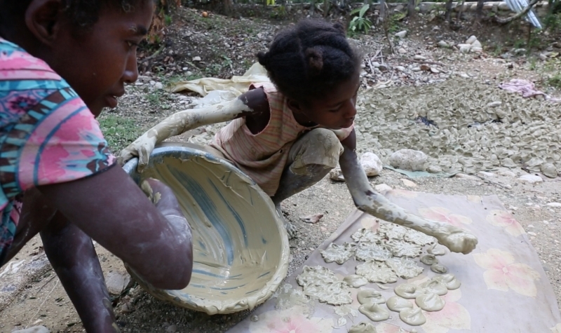 Câu chuyện đau lòng về những chiếc bánh bùn ở Haiti