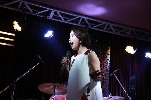 Diva Mỹ Linh tự tin khoe sắc tuổi 40