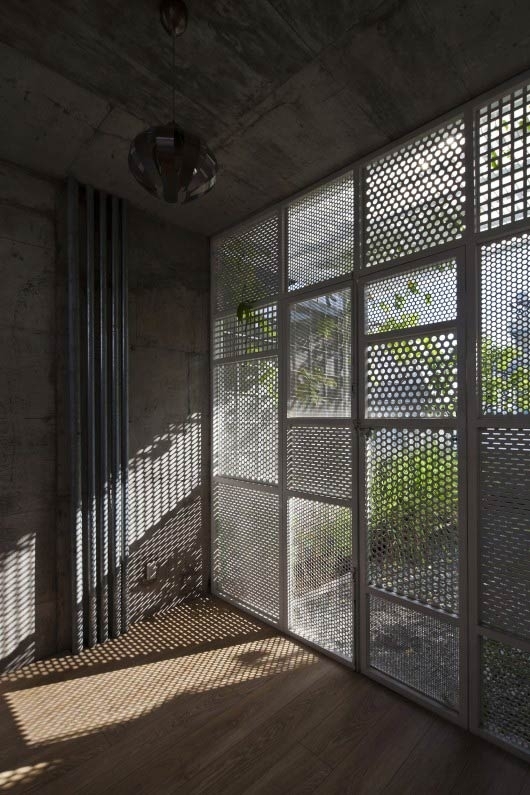 Nhà ống 30m2 ở Sài Gòn trồng cây trên mái đẹp miễn chê