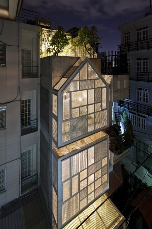 Nhà ống 30m2 ở Sài Gòn trồng cây trên mái đẹp miễn chê
