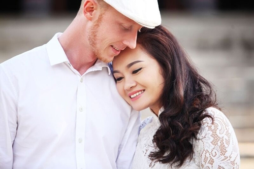 Chàng y tá bay nửa vòng trái đất để cầu hôn cô gái Việt