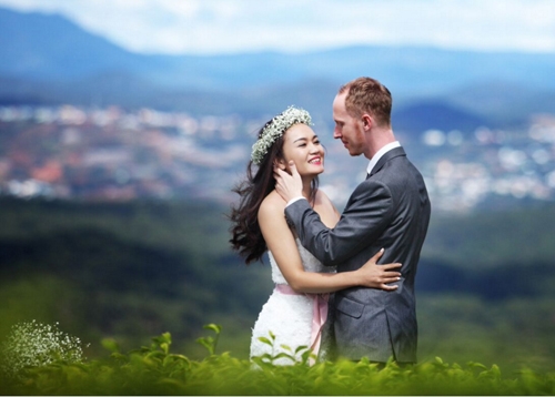 Chàng y tá bay nửa vòng trái đất để cầu hôn cô gái Việt