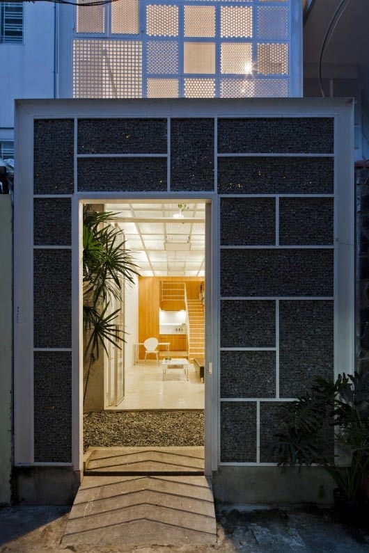 Nhà ống 30m2 ở Sài Gòn trồng cây trên mái đẹp miễn chê