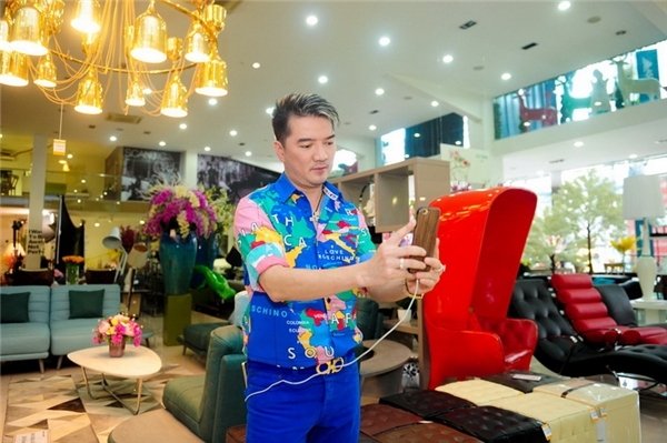 Mr Đàm chi mạnh tay mua sắm đón tết