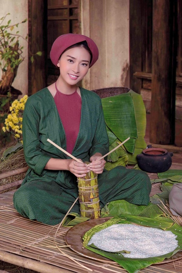 Ngô Thanh Vân áo yếm, khăn mỏ quạ nấu bánh chưng cùng nhóm 365