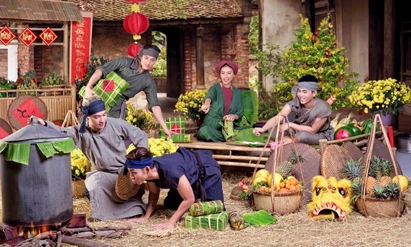 Ngô Thanh Vân áo yếm, khăn mỏ quạ nấu bánh chưng cùng nhóm 365
