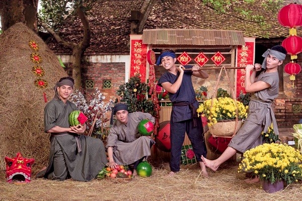 Ngô Thanh Vân áo yếm, khăn mỏ quạ nấu bánh chưng cùng nhóm 365