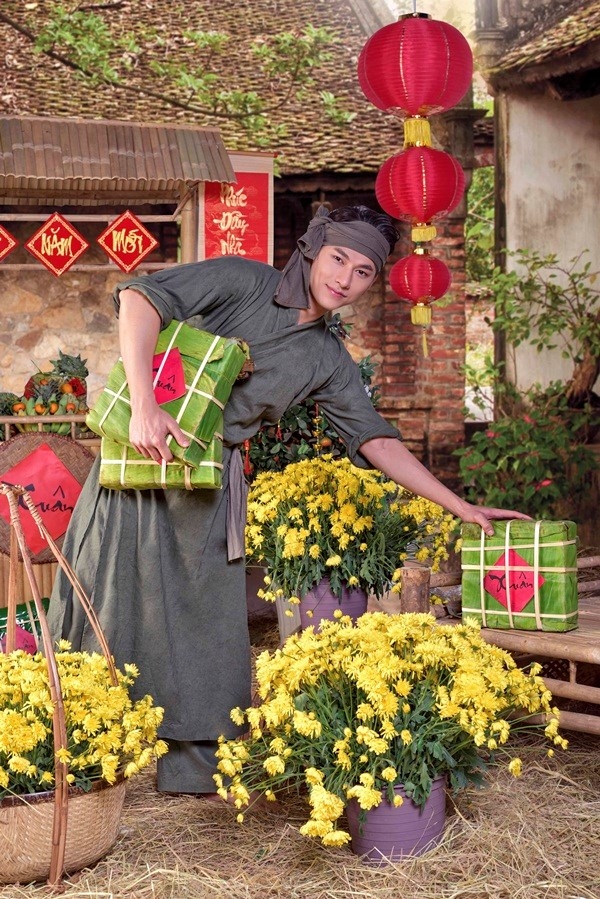 Ngô Thanh Vân áo yếm, khăn mỏ quạ nấu bánh chưng cùng nhóm 365