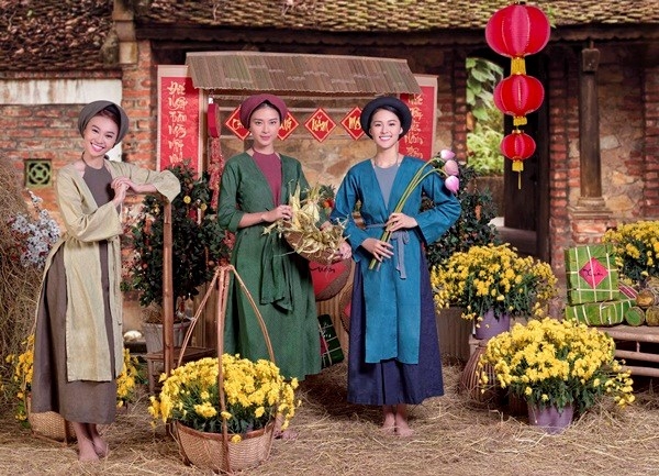Ngô Thanh Vân áo yếm, khăn mỏ quạ nấu bánh chưng cùng nhóm 365
