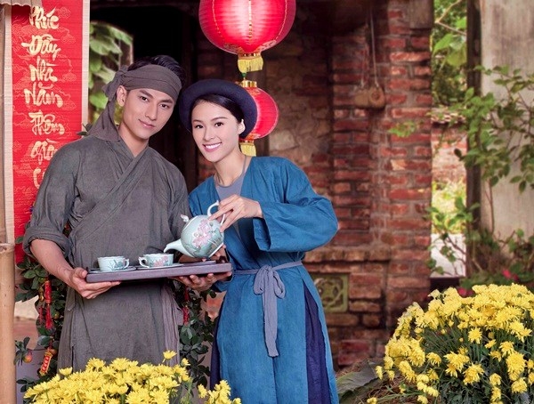 Ngô Thanh Vân áo yếm, khăn mỏ quạ nấu bánh chưng cùng nhóm 365