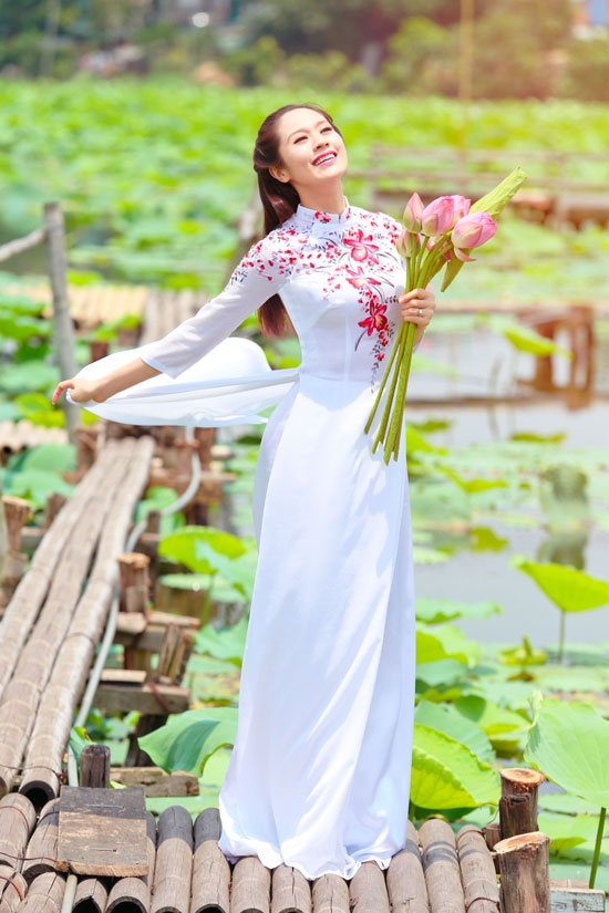 Cách tạo dáng để có bộ ảnh áo dài lung linh đón xuân