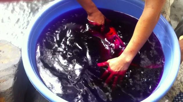 Không cần dùng thuốc tẩy vẫn có thể đánh bay vết màu trên áo trắng