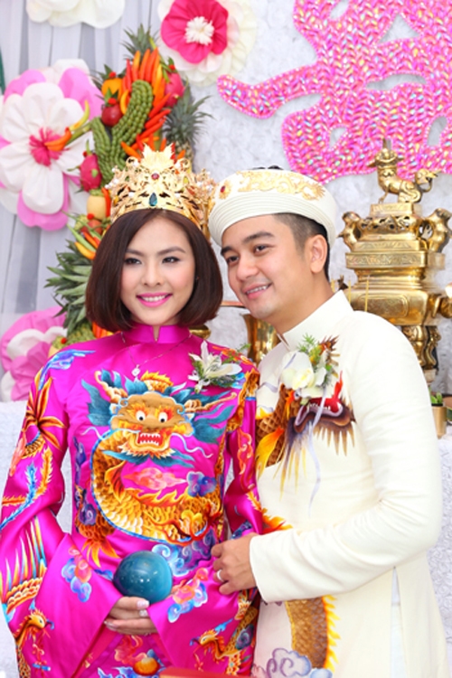 Chồng trao Vân Trang quả cầu ngọc trong lễ rước dâu