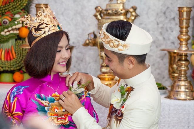 Chồng trao Vân Trang quả cầu ngọc trong lễ rước dâu