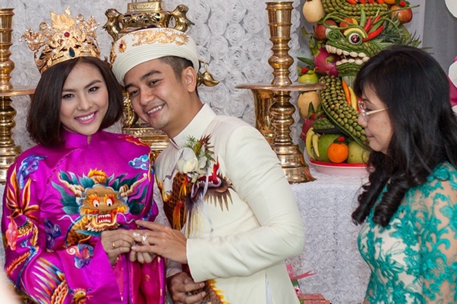 Chồng trao Vân Trang quả cầu ngọc trong lễ rước dâu
