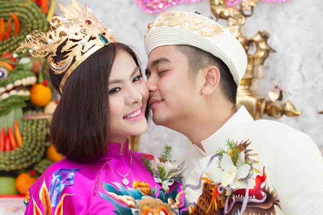 Chồng trao Vân Trang quả cầu ngọc trong lễ rước dâu