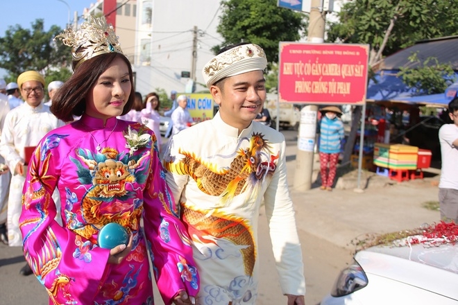 Chồng trao Vân Trang quả cầu ngọc trong lễ rước dâu