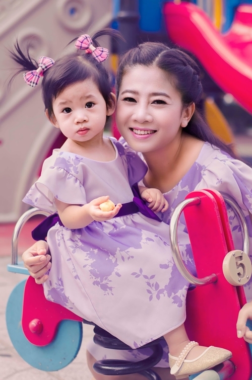 Vẻ đẹp rạng ngời của “Gái một con” Mai Phương tại phim trường