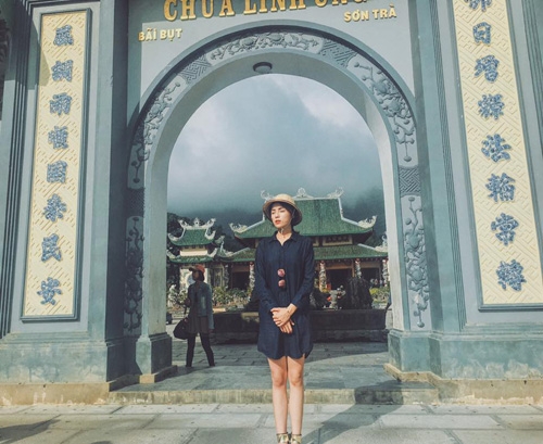 Thời trang đi lễ chùa của sao Việt đáng chê và đáng khen