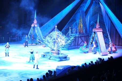 Sân khấu băng Disney đẹp ngỡ ngàng qua ống kính fancam
