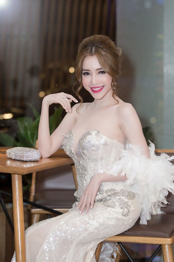 4 Bà mẹ hai con sở hữu nhan sắc bốc lửa của showbiz Việt