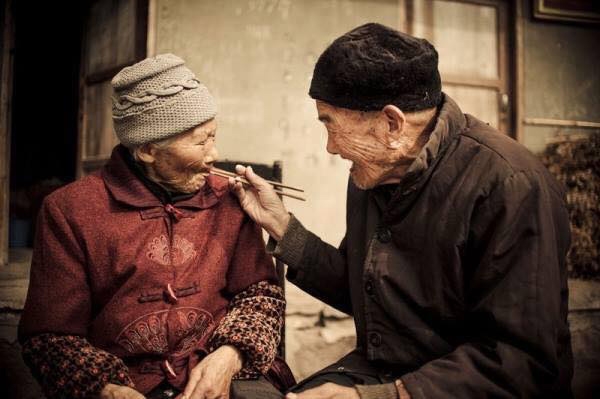 Hạnh phúc bình dị của những mái đầu bạc khiến ai cũng nghẹn ngào