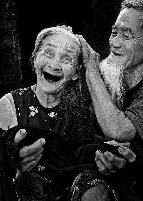 Hạnh phúc bình dị của những mái đầu bạc khiến ai cũng nghẹn ngào