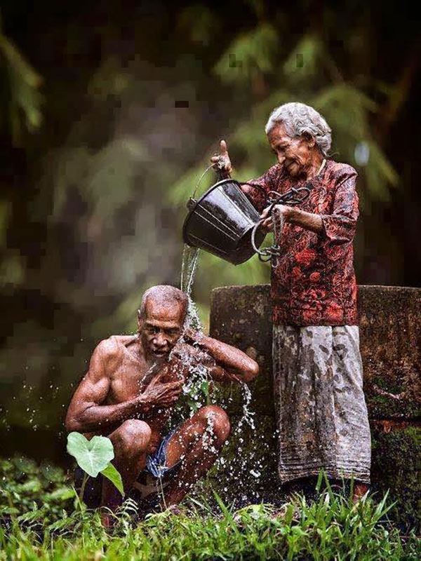 Hạnh phúc bình dị của những mái đầu bạc khiến ai cũng nghẹn ngào