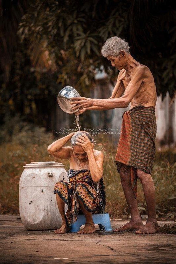 Hạnh phúc bình dị của những mái đầu bạc khiến ai cũng nghẹn ngào