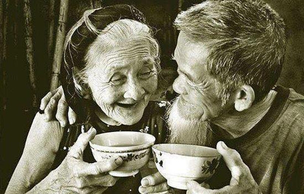 Hạnh phúc bình dị của những mái đầu bạc khiến ai cũng nghẹn ngào