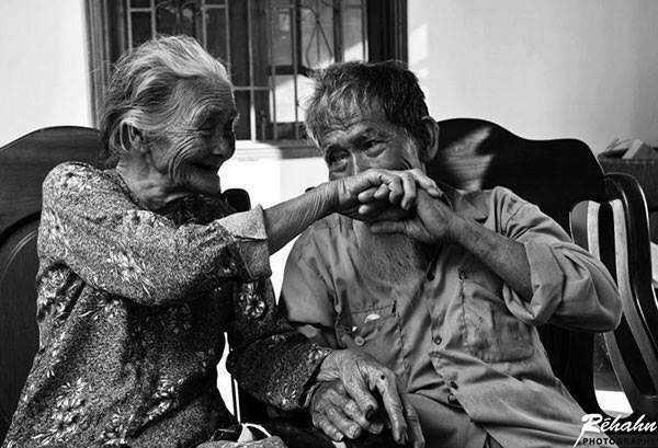 Hạnh phúc bình dị của những mái đầu bạc khiến ai cũng nghẹn ngào