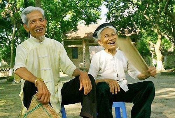 Hạnh phúc bình dị của những mái đầu bạc khiến ai cũng nghẹn ngào