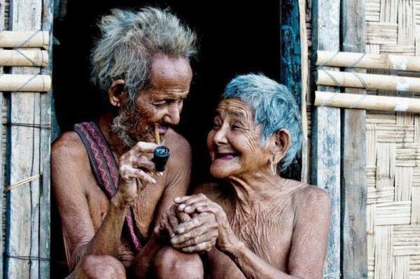 Hạnh phúc bình dị của những mái đầu bạc khiến ai cũng nghẹn ngào