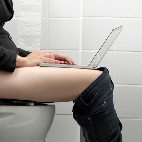 Bestie xem laptop