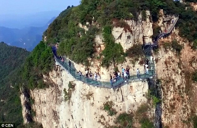 Du khách khóc thét vì cầu kính cao 1000m bị rạn nứt