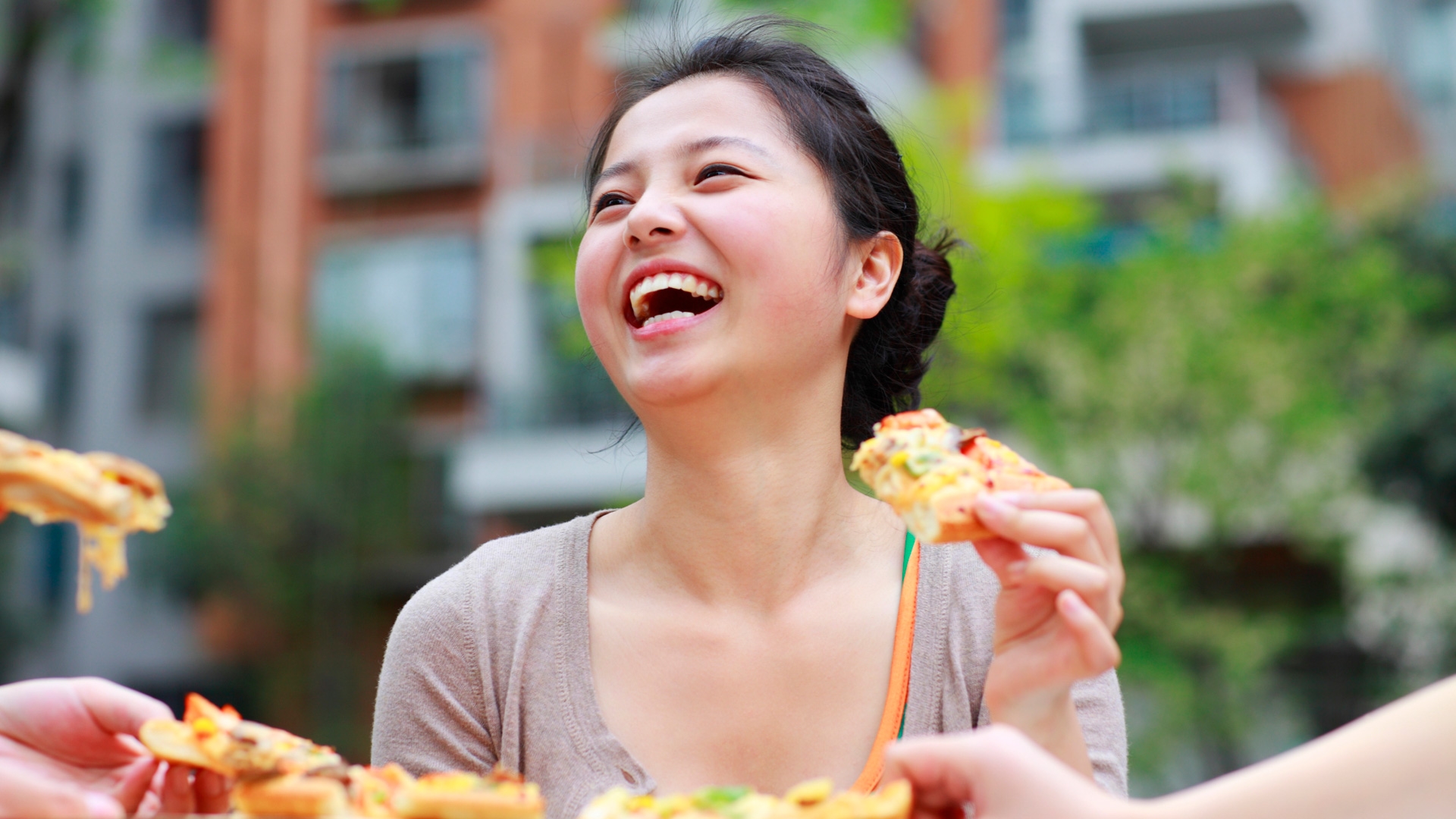 Nếu làm 9 hành động này ở nước ngoài bạn sẽ phải