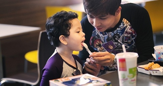 Những ông bố điển trai chăm con giỏi nhất showbiz Việt