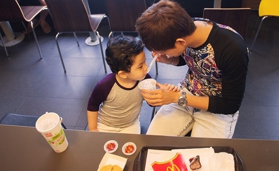 Những ông bố điển trai chăm con giỏi nhất showbiz Việt