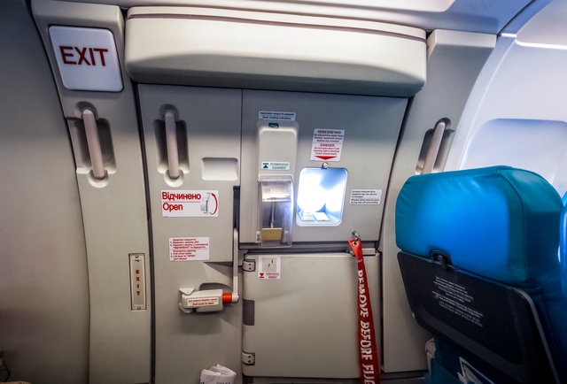 Điều gì sẽ xảy ra khi cửa thoát hiểm máy bay mở trên không trung?