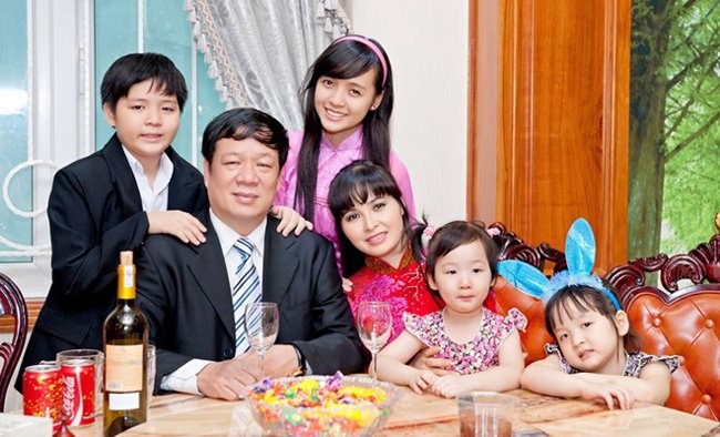 Vẻ đẹp như gái 20 của những bà mẹ đông con nhất Vbiz