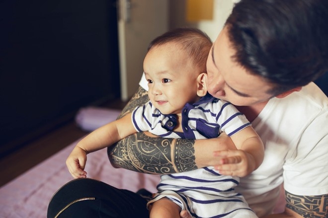 Vợ trẻ 9X chia sẻ chuyện có con với Lê Hoàng nhóm The Men